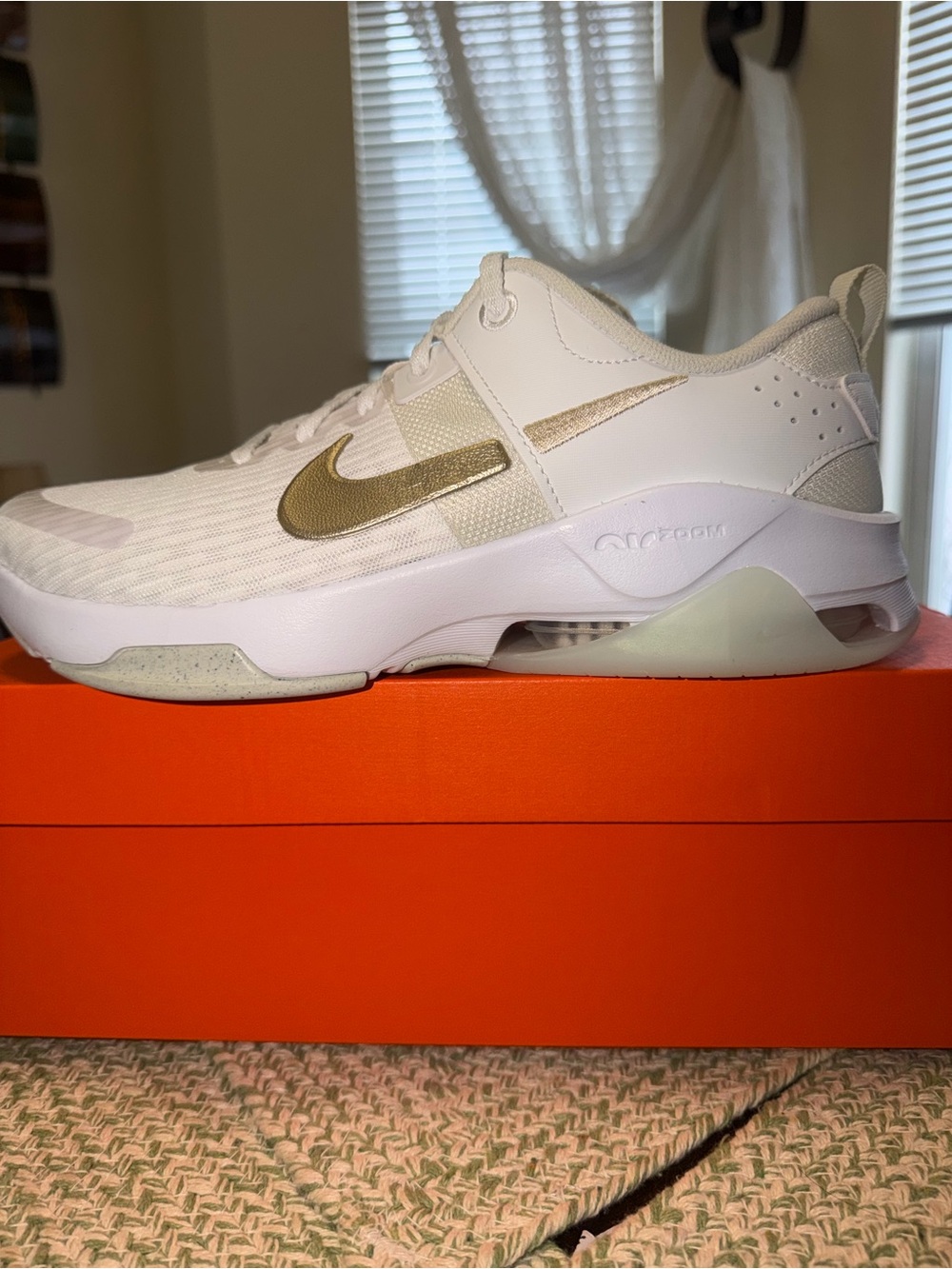 Nike women’s Zoom Bella 6 PRM White & Gold Low-Top Trainer size 10 new!! - Picture 2 of 11
